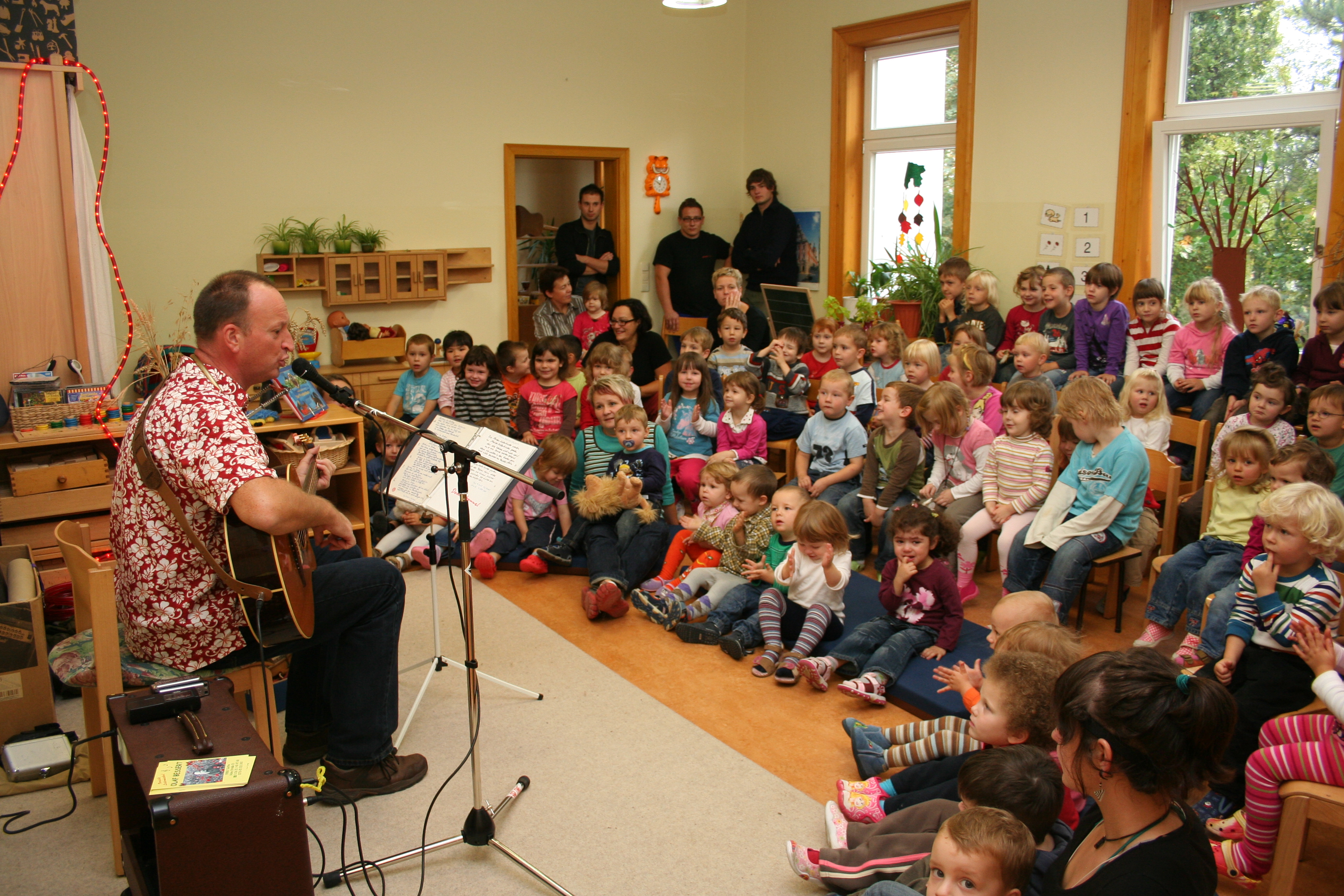 Olaf Bessert beim Gothaer Kinderliederfestival im Fr&ouml;belkindergarten Gotha